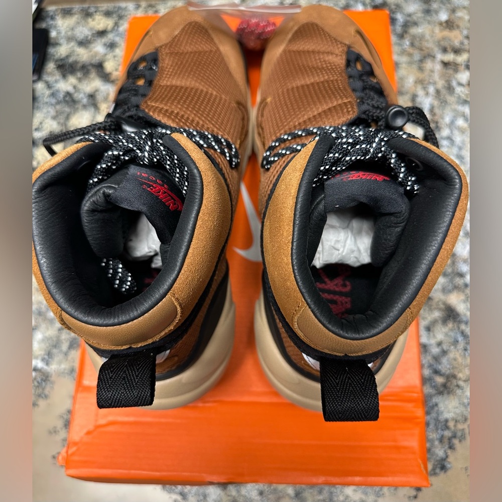 Nike men’s 8.5 magmascape sp- new in box